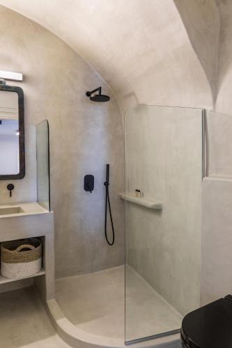 3 Caves by Caldera Houses - image 5