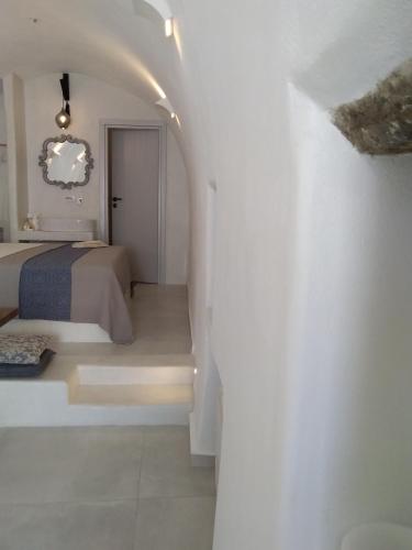 Esperia Luxury Suites - Tap to explore photos