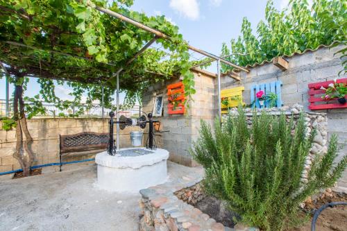 Garden, Aadonis traditional house on the Sea in Kolimvari