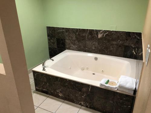 American Inn & Suites LAX Airport in Inglewood, USA