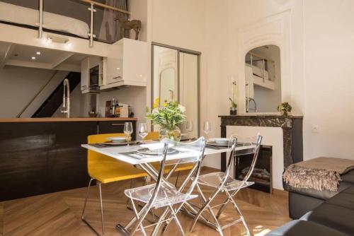 Designer Flat Steps from Place des Vosges Le Marais - image 6