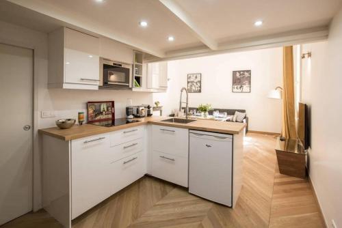 Designer Flat Steps from Place des Vosges Le Marais - image 7