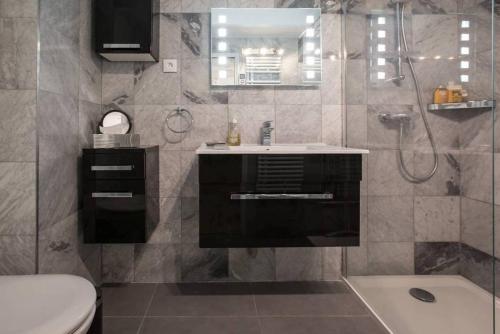 Chic Paris Retreat, Steps from Notre Dame and Le Marais, Paris (photo 6)