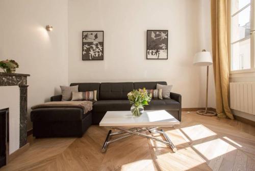 Designer Flat Steps from Place des Vosges Le Marais - main image