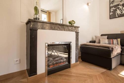 Designer Flat Steps from Place des Vosges Le Marais - image 9