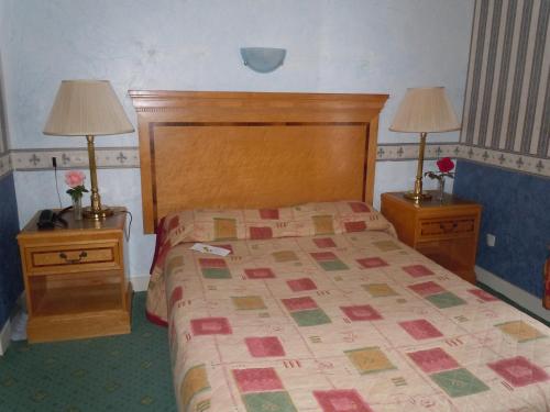 1 double bed, 1 twin bed