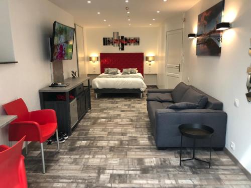 1 queen bed, 1 sofa bed
