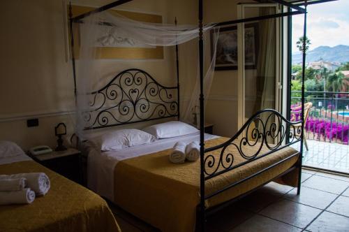 Hotel Villa Linda Hotel Villa Linda is conveniently located in the popular Giardini Naxos area. Offering a variety of facilities and services, the hotel provides all you need for a good nights sleep. Free Wi-Fi in all