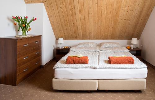 2 bedrooms, 5 beds