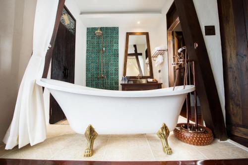 Shower, Shinnabhura Historic Boutique Hotel in Phitsanulok