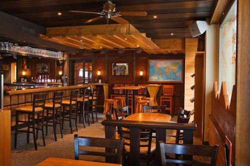 Bar/ Salón, Hotel Des Alpes in Kandersteg