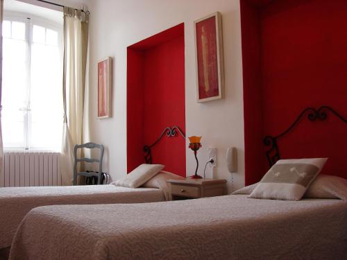 2 twin beds