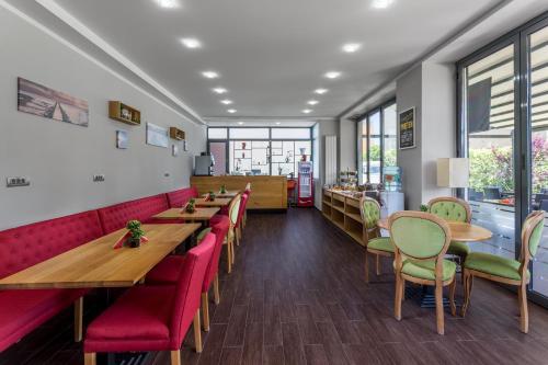 Tomis Garden Aparthotel in Мамая