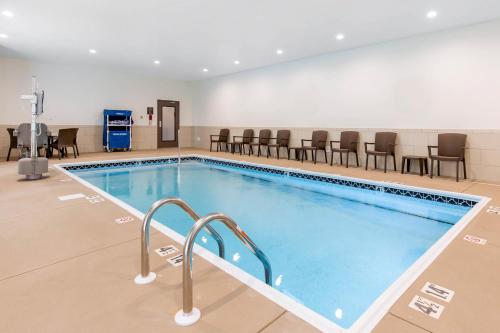 Swimming pool, Sleep Inn & Suites South Jacksonville in Jacksonville (IL)