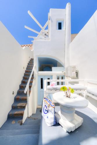 Christina's Cave House - main image