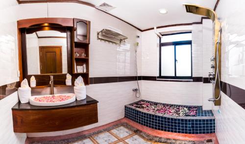 room detail thumbnail 2