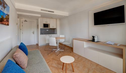 Apartamentos Cala dOr Playa Apartamentos Cala dOr Playa is perfectly located for both business and leisure guests in Majorca. The property has everything you need for a comfortable stay. 24-hour front desk, luggage storage, air