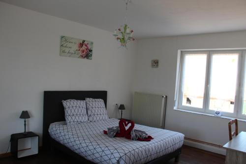 1 queen bed, 1 double bed