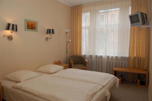 Double or Twin Room image 3