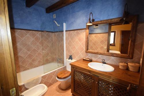 Fürdőszoba, Casa en Bolvir, jardin y piscina in Bolvir