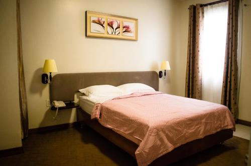 Small Twin Room image 2