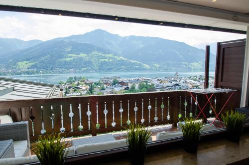 Two-Bedroom Apartment with Lake View