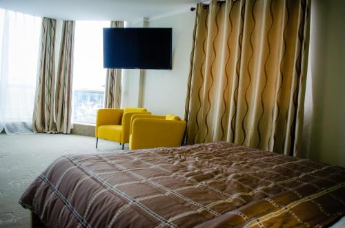 Deluxe King Suite image 5