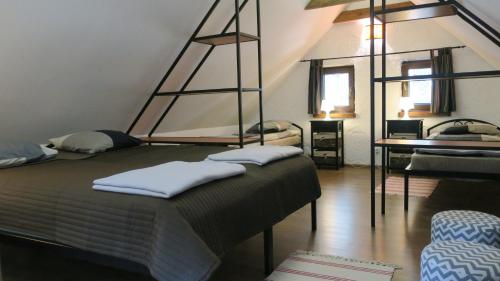 1 queen bed, 2 twin beds