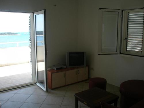 Apartments by the sea Primosten - 15704 - image 9