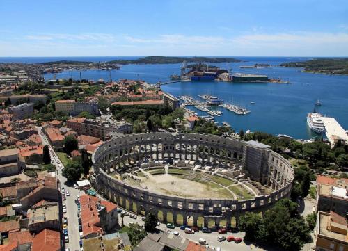 Apartments with a parking space Pula - 15814 - image 14