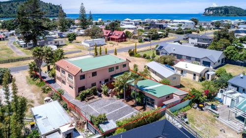 La Dolce Vita Stop at La Dolce Vita to discover the wonders of Whangamata. The property has everything you need for a comfortable stay. All the necessary facilities, including private check in/check out, Wi-Fi in p