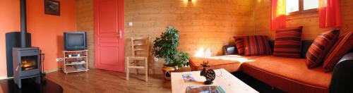 Koplietošanas atpūtas telpa ar TV, 8 Chalets des Lodges du Hérisson avec poêle à bois (8 Chalets des Lodges du Herisson avec poele a bois) in Bonlieu