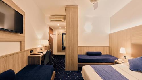 1 queen bed, 1 twin bed