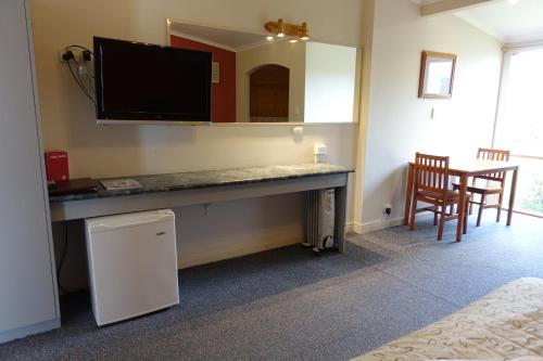 Coal Creek Motel Set in a prime location of Gippsland Region, Coal Creek Motel puts everything the city has to offer just outside your doorstep. The property offers a high standard of service and amenities to suit the