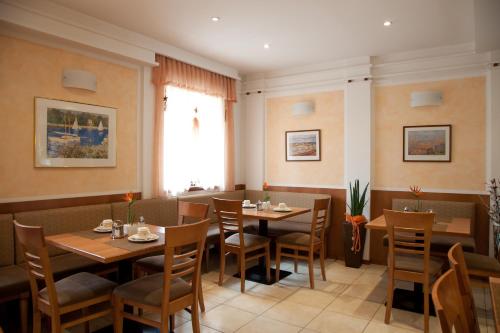 Restoran, Gästehaus Stögmüller (Gastehaus Stogmuller) in Asten