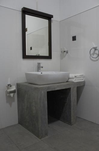 Deluxe Triple Room image 9