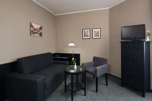 1 queen bed, 1 sofa bed