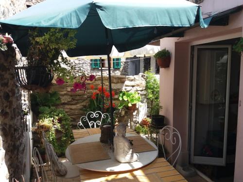  Casa Med Holiday Home, Pension in Isolabona