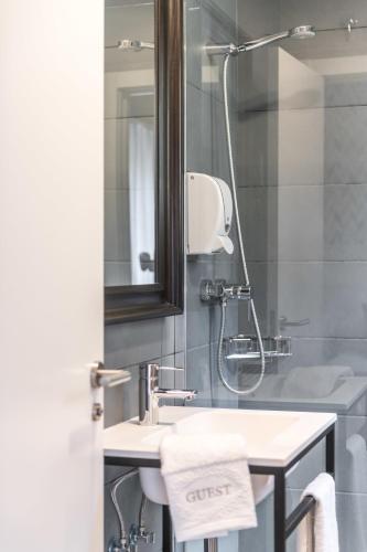 Twin Room image 6