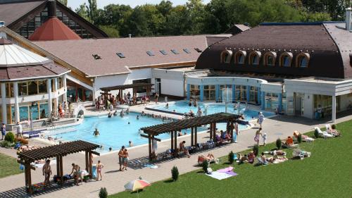 สภาพแวดล้อมโดยรอบ, Arpad nyaralohaz in ซารุด