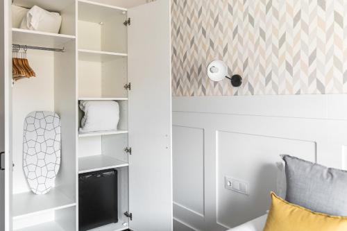 Velázquez 45 by Pillow - image 9