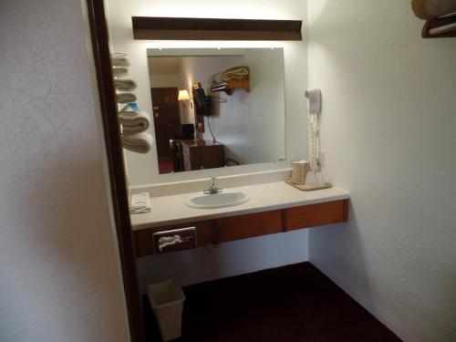 Bathroom, Dakota Country Inn in Platte (SD)