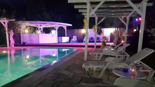 Swimming pool, Hotel Falco D'oro                                                                           in Cisternino
