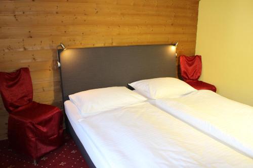 2 queen beds