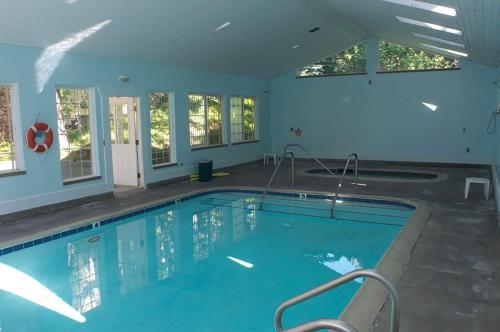 Giant Oaks Lodge in Running Springs, USA