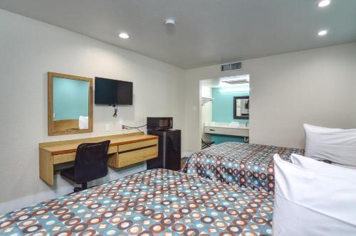 Vagabond Inn Buttonwillow North I-5 Motel 6 Buttonwillow North is conveniently located in the popular Buttonwillow area. Featuring a complete list of amenities, guests will find their stay at the property a comfortable one. 24-hour fron
