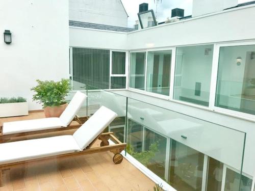 a patio area with a balcony and a balcony view, VISTALEGRE Hotel-Spa in Portomarin