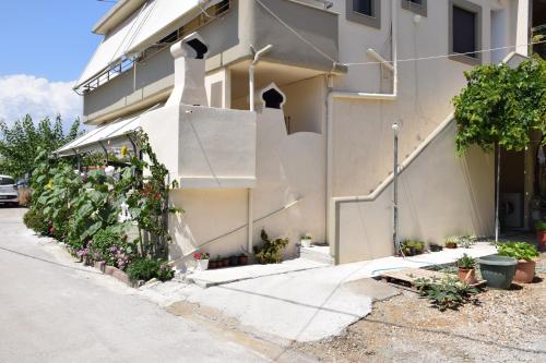  Sunflower Apartments in Kalamaki