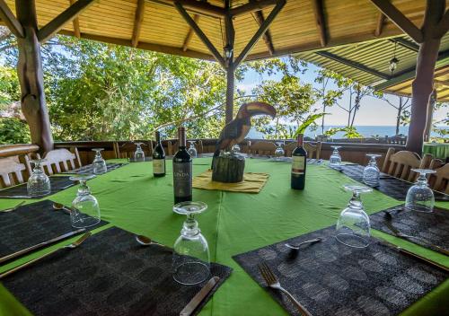Restaurant, La Cusinga Lodge in Ballena