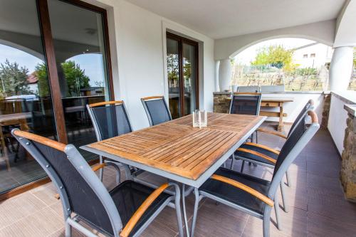 ระเบียง/ชานเรือน, VIVAZA Villa Szigliget in ซิคลิเกท